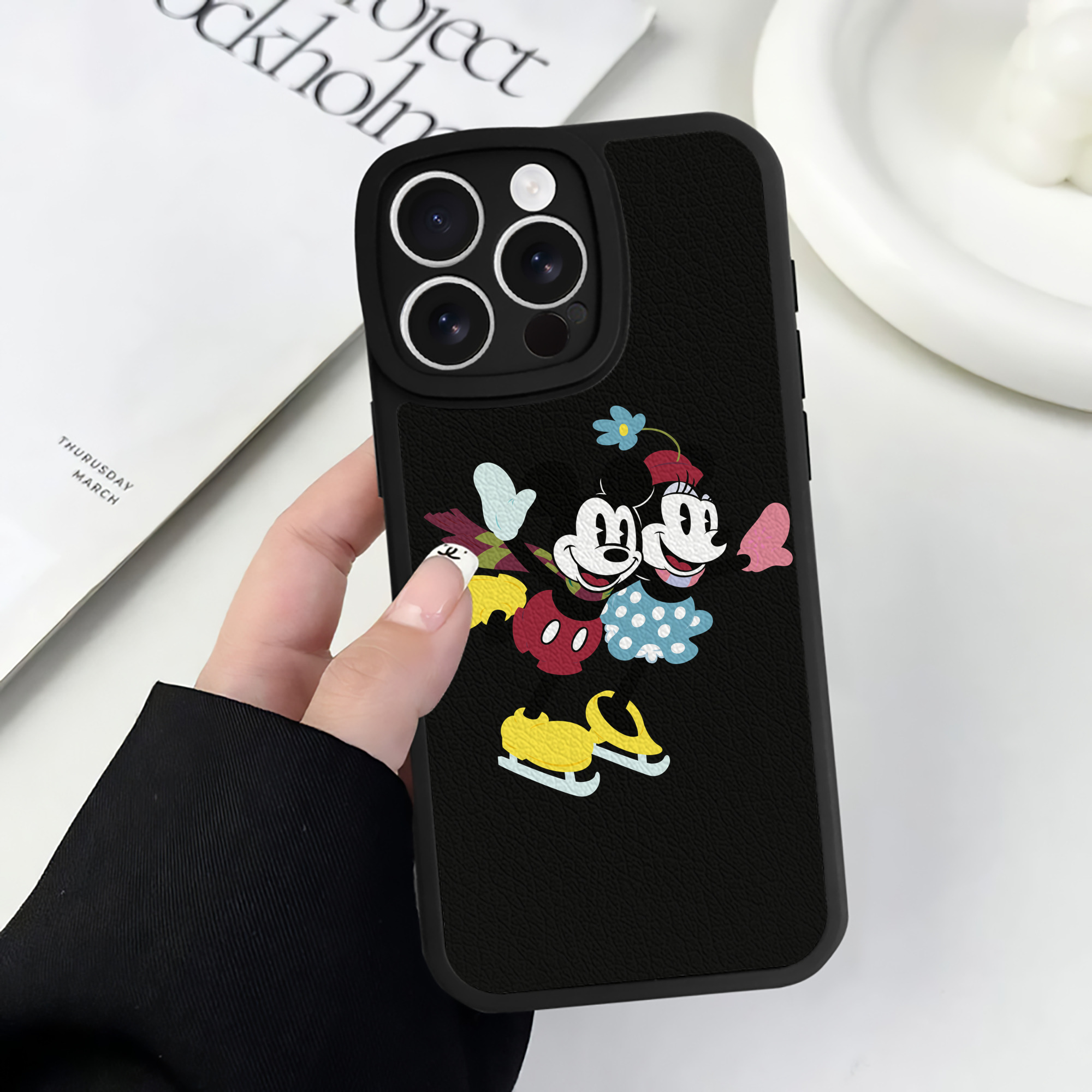 （画像用） ミッキーマウス Mickey Mouse 【iPhone 16シリーズ対応】シリコンスマホケース（レザー調） 材質：シリコン
